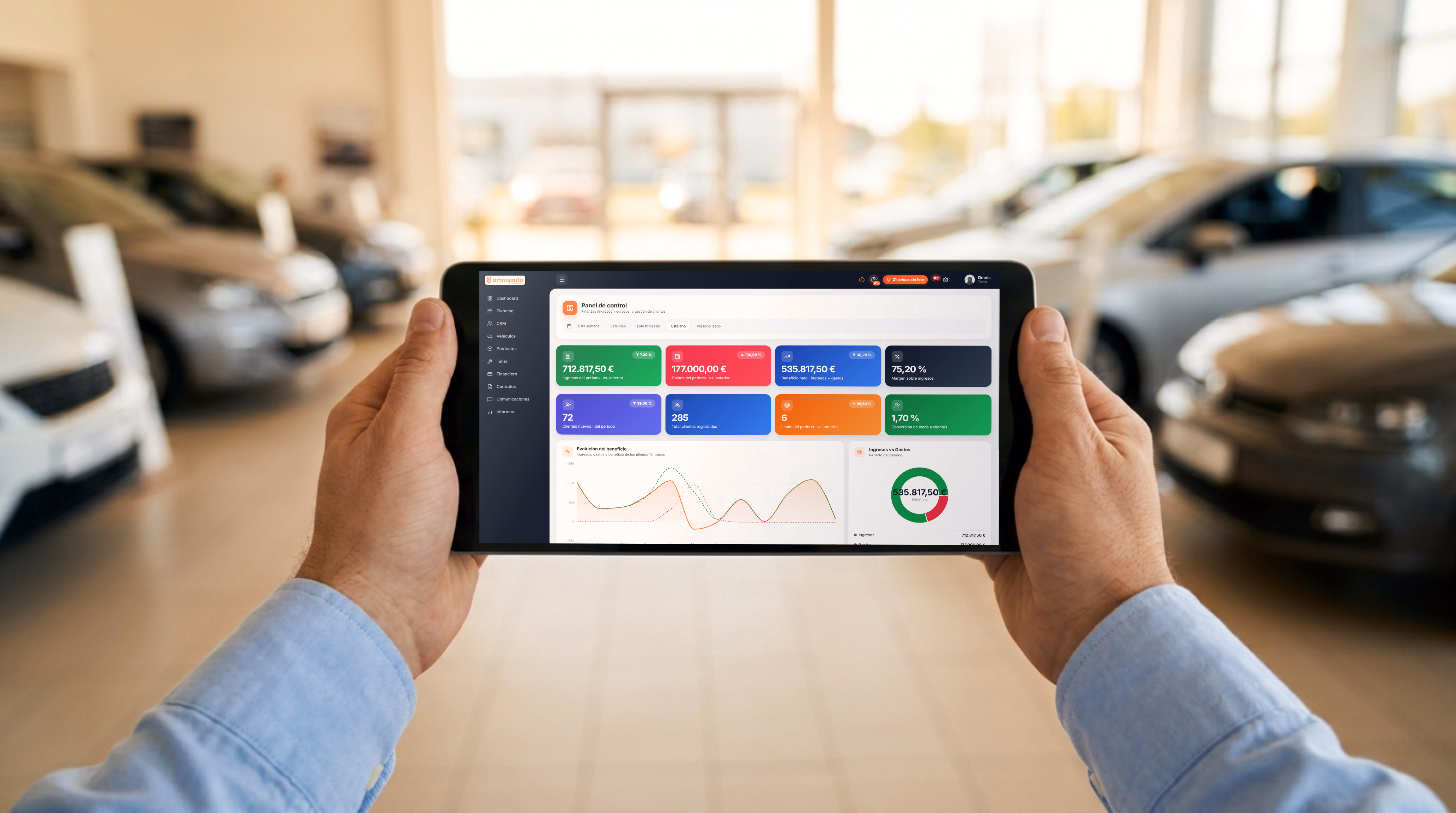 Un comercial consulta el panel de control de Omnisauto en una tablet, en la sala de exposición del concesionario